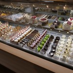 パティスリートレカルム - ケーキショーケース全景