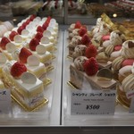 パティスリートレカルム - ケーキショーケース