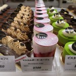 パティスリートレカルム - ケーキショーケース