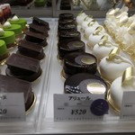 パティスリートレカルム - ケーキショーケース