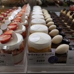 パティスリートレカルム - ケーキショーケース