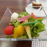 ビストロ ダイア - サラダが添えられています