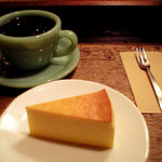 自家焙煎珈琲豆屋cafe use喫茶室 - デザートセット<ブレンドのモアビターと特製！チーズケーキ>(945円)
