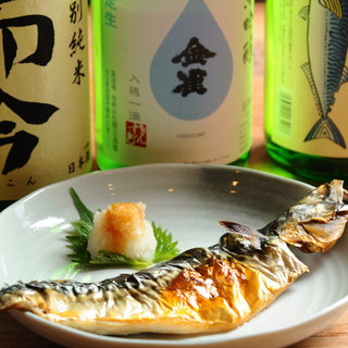 最適合搭配日本酒的菜肴是，每日更換的醬菜和時令魚類的燒烤等◎