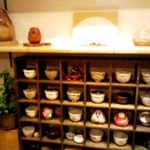 ダルマ園 - 季節の小物やダルマ、抹茶碗が飾られたカウンター