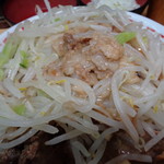 ラーメン二郎 - もやしの下にあぶらがありますよ