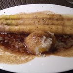 カノーヴァ - ホワイトアスパラの焦がしバターソース　温泉卵添え