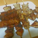 Yakitori Iroha - 鶏皮㊧、豚バラ㊤、豚なんこつ㊨、ぼんじり㊦
                        31日まで11周年として全品1本100円