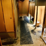 久壷庵 - 店内奥には大きめのお部屋もあるそうです
      向かって左側はお茶室