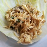 Hakka Restaurant - シャキシャキのレタスに旨味たっぷり具沢山の炒め物、ピリ辛からしタレやコク深い甜麺醤が合う！
