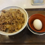 すき家 - 牛丼（並）と半熟玉子