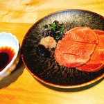 肉寿司 肉和食 KINTAN - 白タンの刺身　