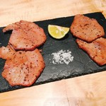 肉寿司 肉和食 KINTAN - 30日熟成KINTANと黒タンの食べ比べ