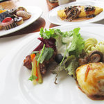 ザ・カフェ(グランドプリンスホテル大阪ベイ) - 手前：ハンバーグ、マカロニサラダ、フグとカサゴの唐揚げ(多分)←かじったら骨だらけ…w