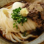 うどん屋 きすけ - 肉ぶっかけ　温泉たまごのせ（大盛り）1100円