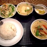 タイレストラン ブアールアン - ゲーンキオワーン（鶏肉入りグリーンカレー）ランチセット