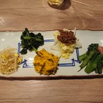 つまみとごはん はる - お通し、おばんざい盛り合わせ