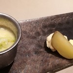 厨翠山   - 突出し　　倶知安じゃがいも540と白味噌のフラン、540の茶碗蒸し、540と厨特製昆布バター添え
      （五ニ、花塩）