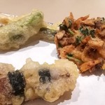 厨翠山   - 揚物　たらの芽、行者なんにく、　スモークチーズ磯部巻き　　桜えびと三つ葉のかき揚げ