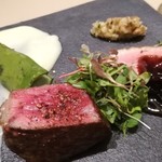 厨翠山   - 焼物　神内和牛ローストとサロベツ合鴨　そら豆、炭火焼
      （一○五、ヒマラヤ岩塩めぐみパウダー）