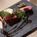 厨翠山   - 焼物　神内和牛ローストとサロベツ合鴨　そら豆、炭火焼
      （一○五、ヒマラヤ岩塩めぐみパウダー）