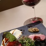 厨翠山   - 焼物　神内和牛ローストとサロベツ合鴨　そら豆、炭火焼
      （一○五、ヒマラヤ岩塩めぐみパウダー）