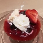 厨翠山   - 濃厚ジャージー牛乳のジェラート　豆腐　苺のスープ
      
      オリーブオイルと塩と共にいただきます