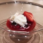 厨翠山   - 濃厚ジャージー牛乳のジェラート　豆腐　苺のスープ
      
      オリーブオイルと塩と共にいただきます