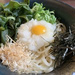 大阪うどん 明日喜 - 月見うどん＋わかめ