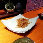 梅月 - 山ウドのきんぴら。シャキシャキ食感と香りが中々の一品。