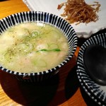 梅月 - 人気の一品！塩もつ煮。スープの味が優しくコクがあって旨い。モツがプルプルでいい食感。