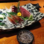 梅月 - 旬の刺身３点盛り。左からホタルイカ、初ガツオ、ヒラマサ。