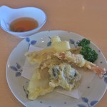 みのり家 - 海鮮の天ぷら盛り合わせ300円
            エビは柔らかくてまるごと食べられます♪
