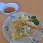みのり家 - 海鮮の天ぷら盛り合わせ300円
      エビは柔らかくてまるごと食べられます♪