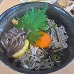 みのり家 - 三色丼780円+卵黄50円
      生いかなご､釜揚げいかなご､釜揚げ太しらすの
      3種類入って､コスパ高し！
      