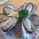 みのり家 - 焼き牡蠣4個600円
      この時期は身が大きくてプリプリ(*´˘`*)♡