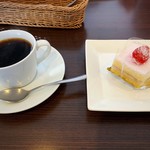 ストロベリー フィールズ - コーヒーとミニケーキ