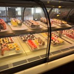 ストロベリー フィールズ - ミニスイーツのショーケース