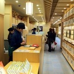 祇園辻利 - 抹茶・ほうじ茶などの茶葉がぎっしりな店内！