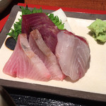 めしの助 - 刺身盛り合わせ(鰹・鰤・黒鯛)