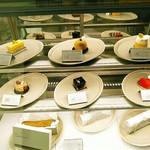 Patisserie un cadeau - ケーキは６種類＋前はなかったガトーショコラ。他ボール、フィナンシェ等の焼き菓子もあったはず。