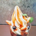 Cosme Kitchen Adaptation - VEGANソフトクリームパフェ ベリーソース