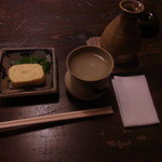 伊勢藤 - お猪口は瀬戸物の台に乗っています。お酒注ぎ易いとのことだそうです。