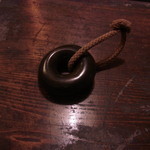 伊勢藤 - 呼び鈴　持ち上げると鳴る微かな音「カラッ！」に応えてくれます。