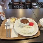 カフェ レスト - 料理写真:カレーセットは８００円。

食べ終った容器は返却口に返す方式みたいでしたが出来上がった商品は店員さんがテーブルまで運んで来てくれました。