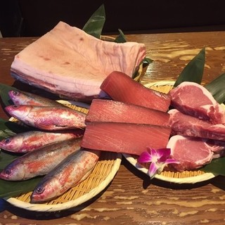 沖縄県産食材と約150種類のドリンク