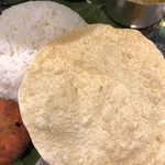 カレーリーブス カフェ＆レストラン - パパドは粉々にしてカレーに入れるらしい