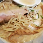 ハナヤマZ - 分厚いチャーシューと麺、メンマ