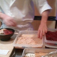 鮨 からく - 若いお弟子さんの作業風景
