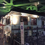 新橋 DRY-DOCK - 店外こんな感じ。いつも賑わっている。